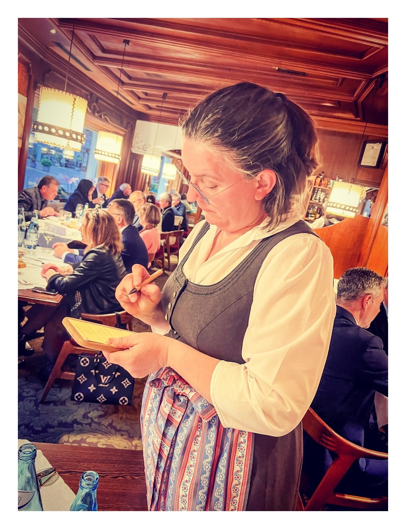 chb arbeiten indoor restaurant team aufnehmen 2024 academia